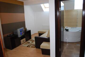 Фото номера Люкс с джакузи Отель Hotel Brancoveanu г. Моечу-де-Жос 11