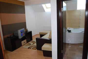 Фото номера Люкс с джакузи Отель Hotel Brancoveanu г. Моечу-де-Жос 25