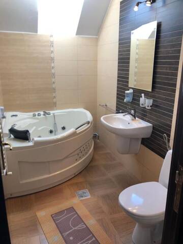 Фото номера Люкс с джакузи Отель Hotel Brancoveanu г. Моечу-де-Жос 33
