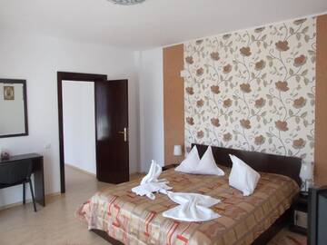 Фото номера Люкс с джакузи Отель Hotel Brancoveanu г. Моечу-де-Жос 4